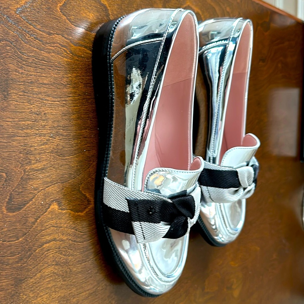 New never worn Kate Spade Silver loafer size 7.5